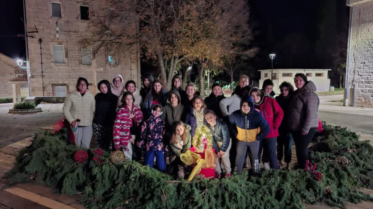 Ni snažna bura nije spriječila Prominske tiće da ukrase svoj trg