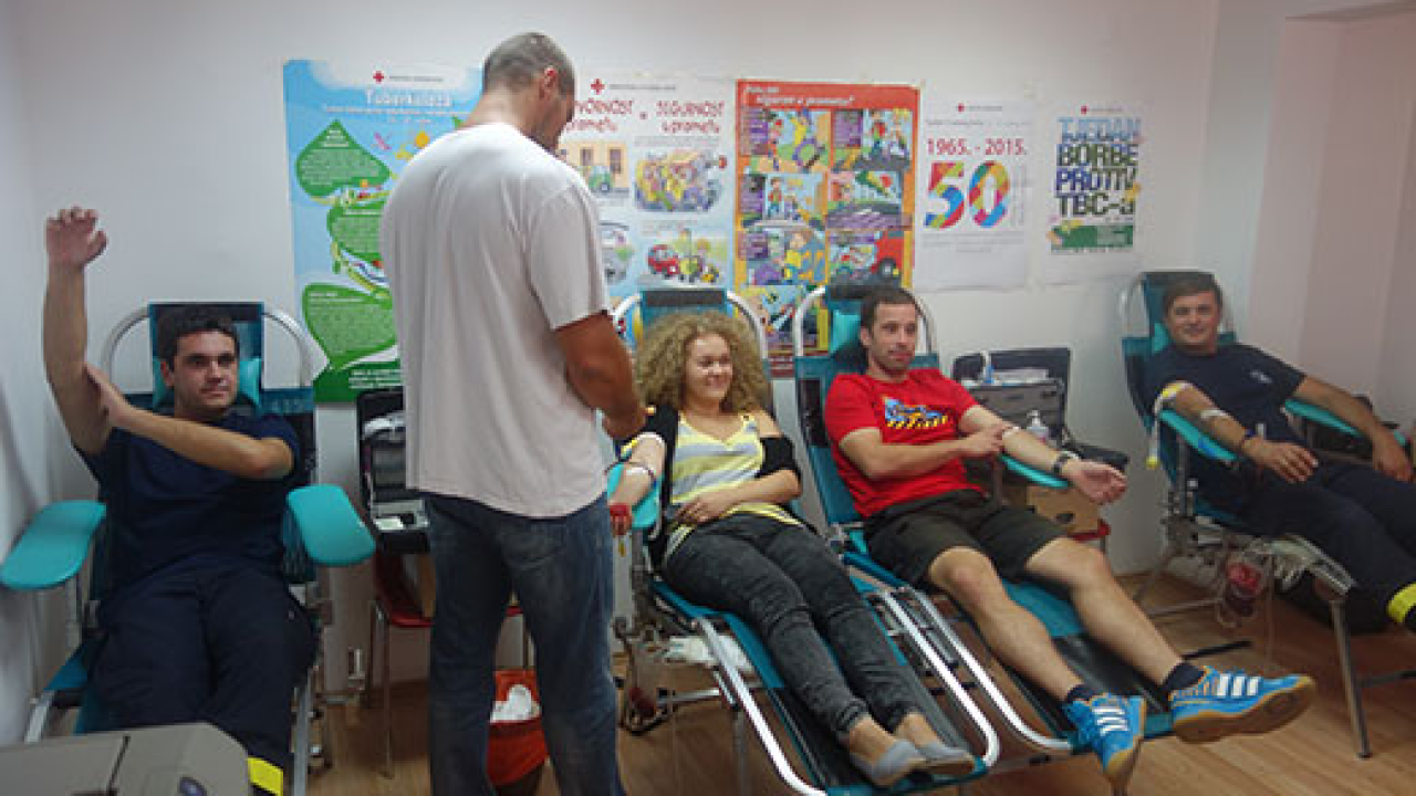 Dar koji znači život: Velik odaziv u Drnišu na akciji davanja krvi, a Anamariji i Ivanu bio je to prvi put