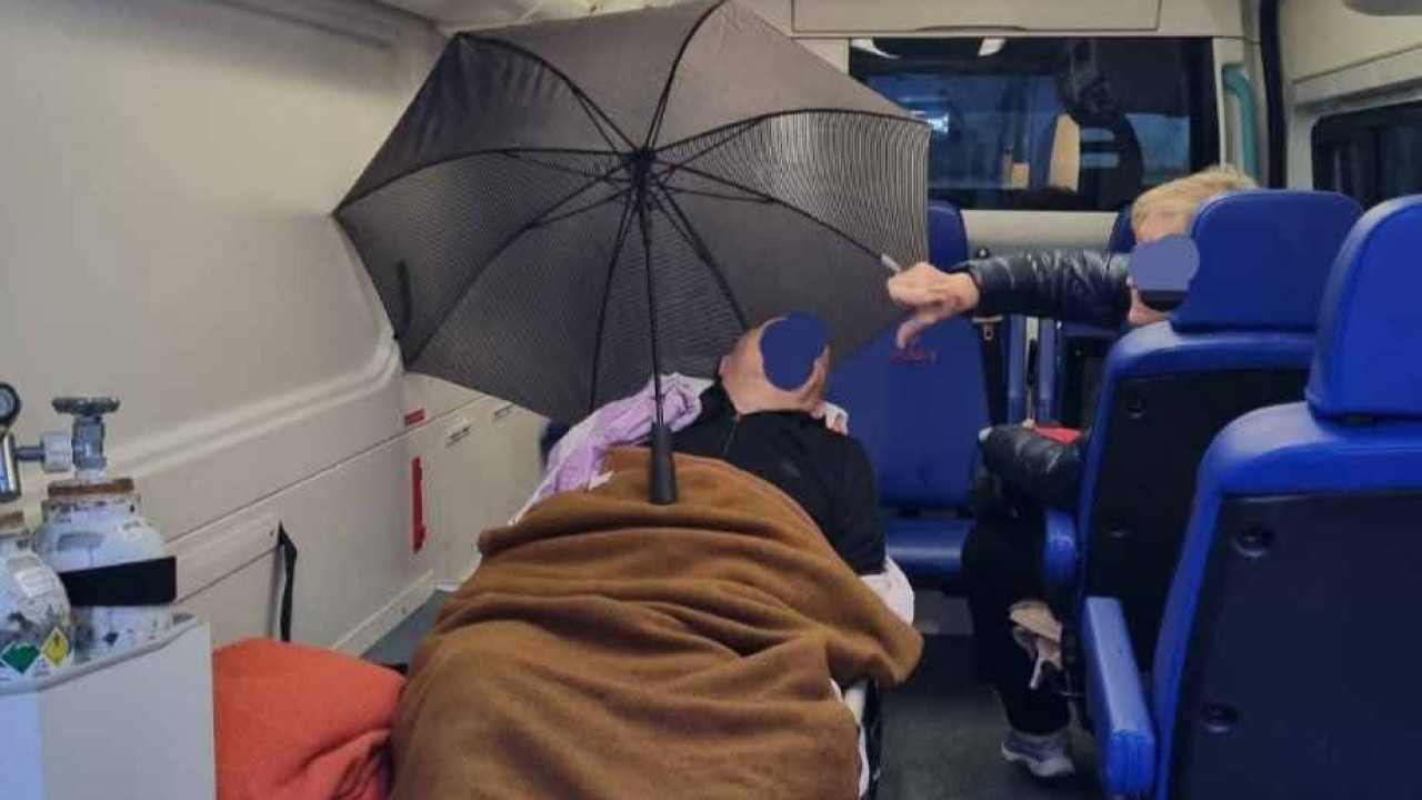 Sramota! Vozilo saniteta prokišnjava, a pacijenti se sami moraju snalaziti