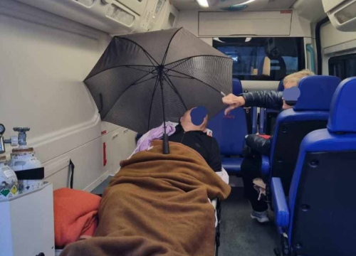 Sramota! Vozilo saniteta prokišnjava, a pacijenti se sami moraju snalaziti