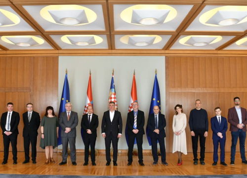 Predsjednik Milanović primio kninskog gradonačelnika, ravnatelja knjižnice i autore Zbornika Kralja Zvonimira