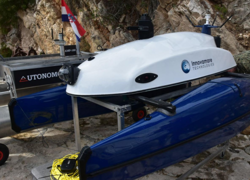 Fotografija 2 - Župan Jelić i vojna izaslanstva na Martinskoj: Predstavljeno plovilo nazvano u čast šibenskog inovatora