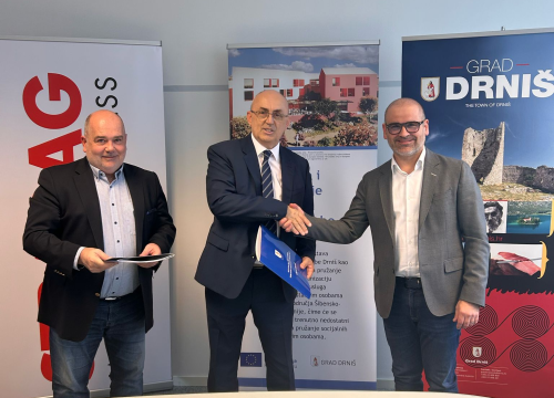 Fotografija 2 - Potpisan ugovor između Grada Drniša i izvođača radova na Centru za starije osobe