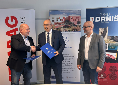 Fotografija 1 - Potpisan ugovor između Grada Drniša i izvođača radova na Centru za starije osobe