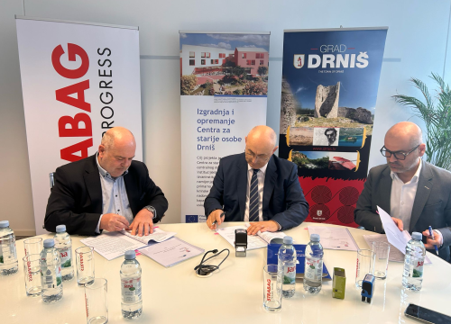 Fotografija 3 - Potpisan ugovor između Grada Drniša i izvođača radova na Centru za starije osobe