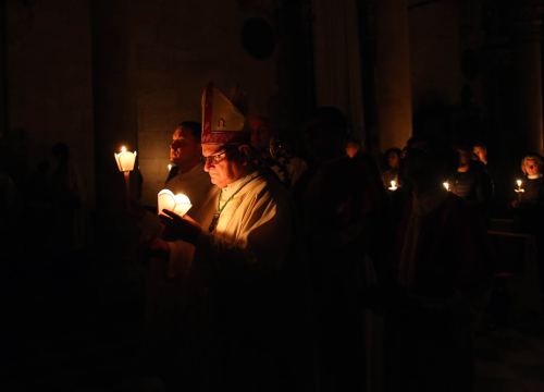 Fotografija 4 - Biskup Rogić predvodio vazmeno bdijenje u katedrali