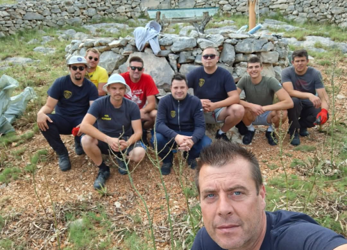 Vodički i tišnjanski vatrogasci u akciji obnove spomen parka u sjećanje na poginule heroje Kornatske tragedije