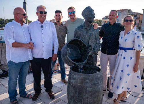 Predstavljen brončani 'Šime': Simbol vodičkih težaka s najljepšim pogledom na more