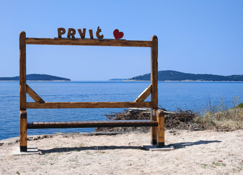 Prvić dobio klupu idealnu za romantične fotografije