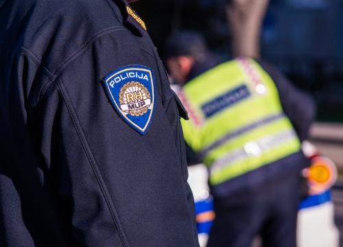 Maloljetnik u Vodicama bez dozvole i kacige vozio moped u zabranjenom smjeru