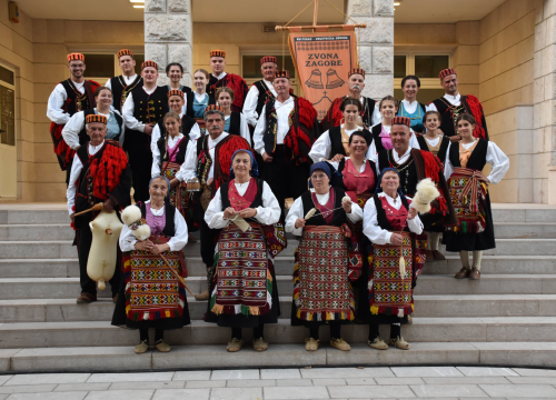 Fotografija 4 - Članovi KUD-a 'Zvona Zagore' iz Mirlovića u Posušju predstavili raskoš svojih plesova, nošnji, napjeva i običaja