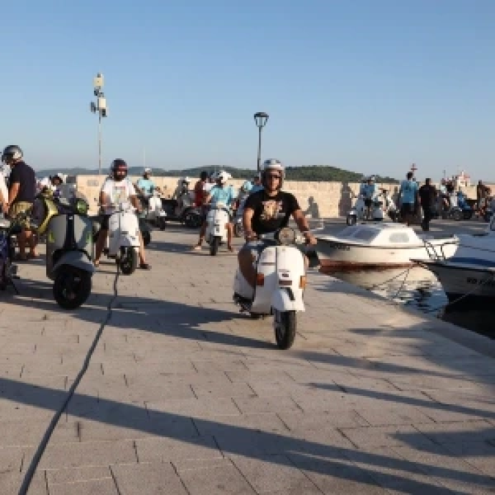 Osnovan vodički Vespa klub:  80 vespaša u defileu kroz Vodice, Srimu i Tribunj
