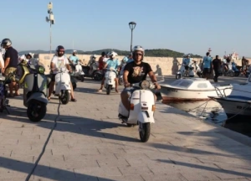 Fotografija 5 - Osnovan vodički Vespa klub:  80 vespaša u defileu kroz Vodice, Srimu i Tribunj