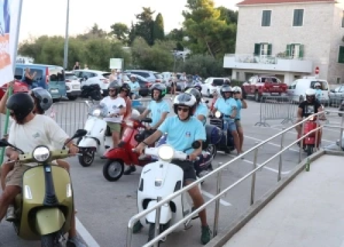 Fotografija 4 - Osnovan vodički Vespa klub:  80 vespaša u defileu kroz Vodice, Srimu i Tribunj