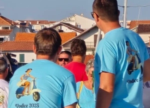 Fotografija 1 - Osnovan vodički Vespa klub:  80 vespaša u defileu kroz Vodice, Srimu i Tribunj