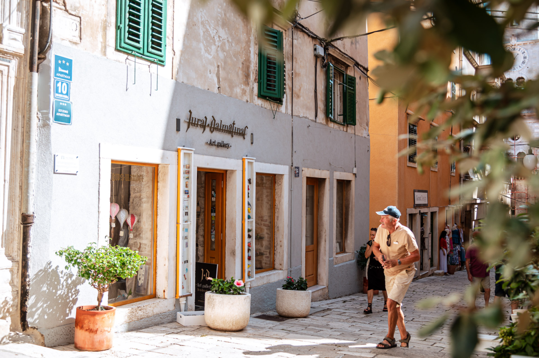FOTO Iskoristite listopadske popuste na umjetnička djela i unikatnu odjeću u Galeriji Juraj Dalmatinac