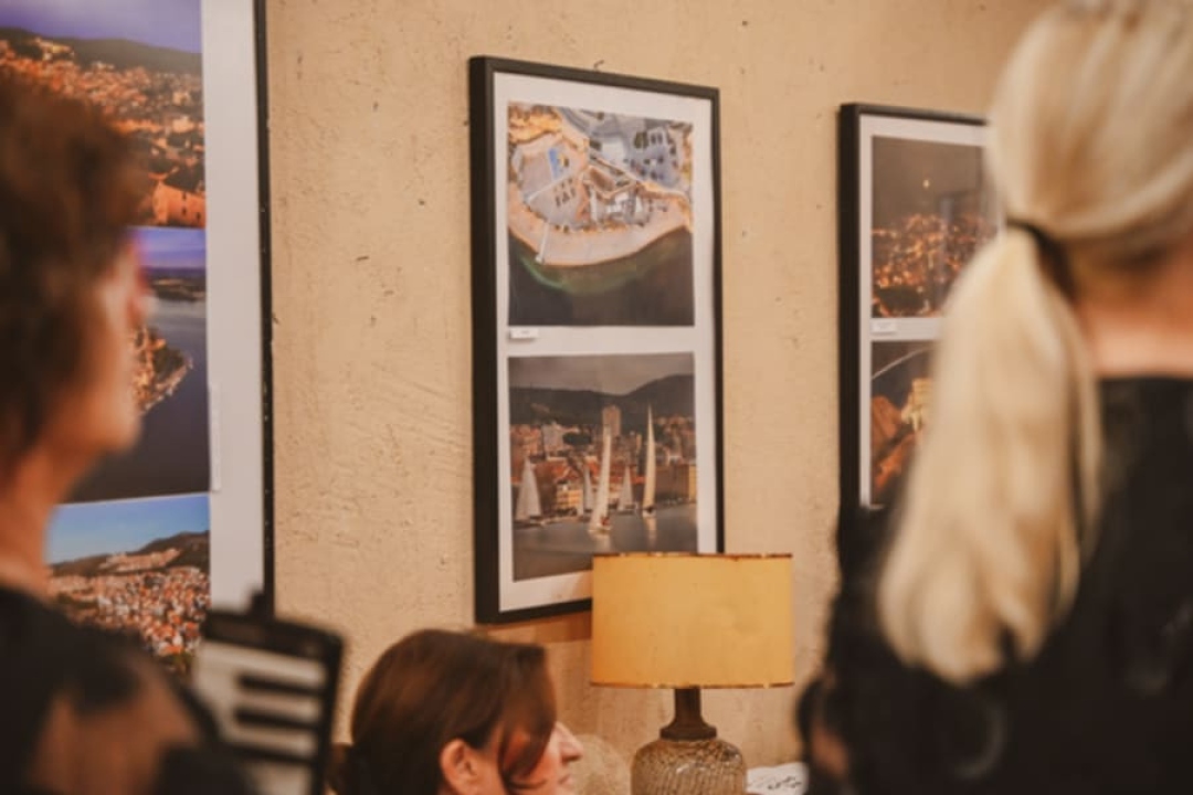 Fotografijama u čast Šibeniku: U galeriji Azimuta otvorena izložba Mirande Trklje