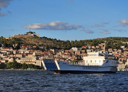Zbog jakog vjetra trajekt ne pristaje u luke Zlarin i Žirje