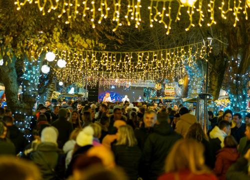 Vodice su već spremne za Advent: U prosincu će 'grijati' Maja Šuput, TBF, Giuliano, Vojko V i Neno Belan