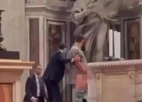 Nezapamćeni skandal u Vatikanu: Skinuo hlače i urinirao po oltaru usred mise. 'Papa je šokiran'