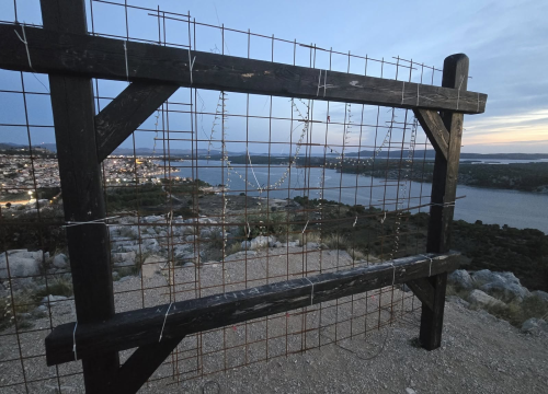 Panoramski pogled kroz rešetke: Popularni foto okvir na Smričnjaku postao neupotrebljiv