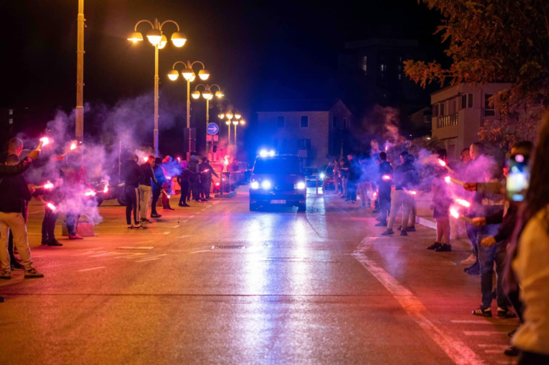 Robert stigao kući nakon uspješnog liječenja: Vodičani ga dočekali bakljadom i gromoglasnim pljeskom