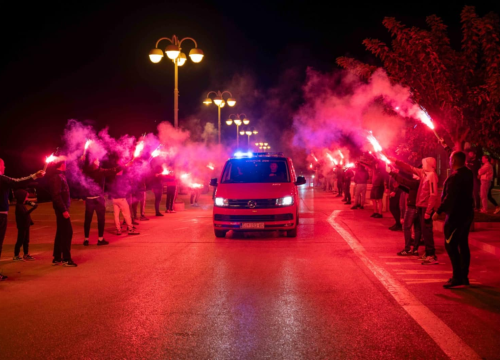 Fotografija 12 - Robert stigao kući nakon uspješnog liječenja: Vodičani ga dočekali bakljadom i gromoglasnim pljeskom