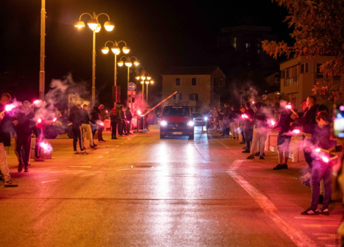 Fotografija 6 - Robert stigao kući nakon uspješnog liječenja: Vodičani ga dočekali bakljadom i gromoglasnim pljeskom