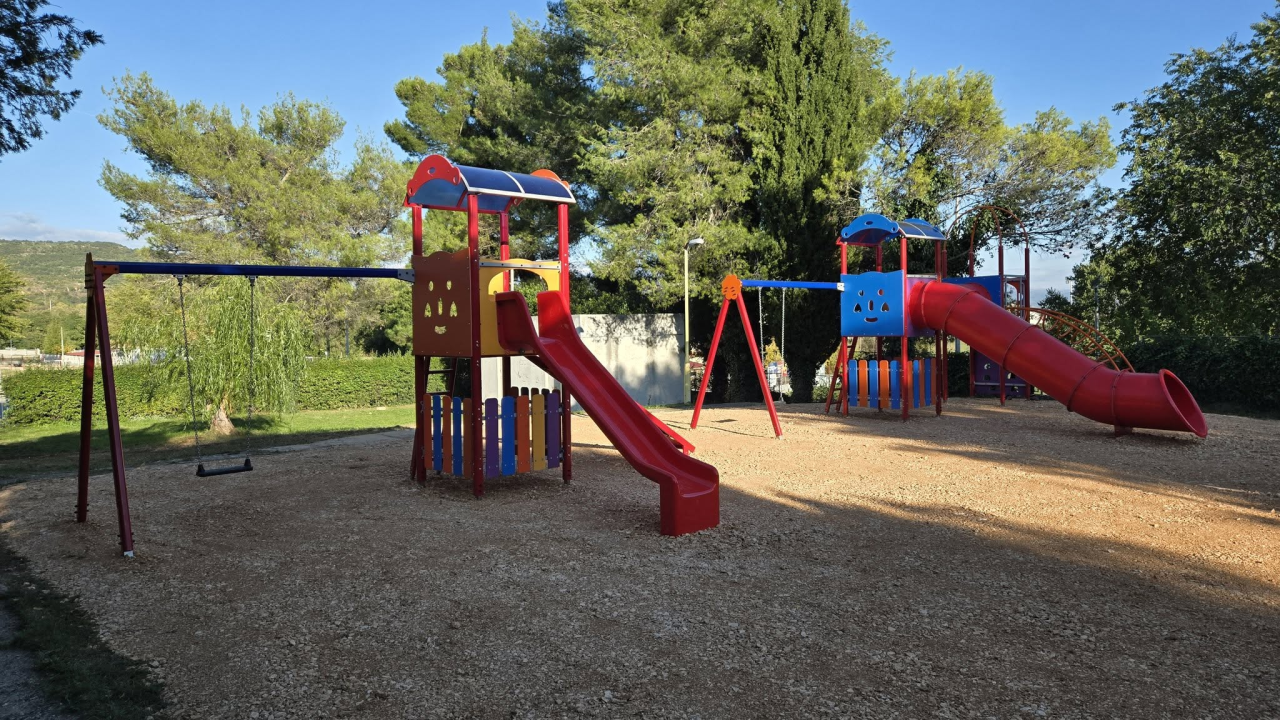 Drniški mališani sada mogu guštati u novouređenom igralištu