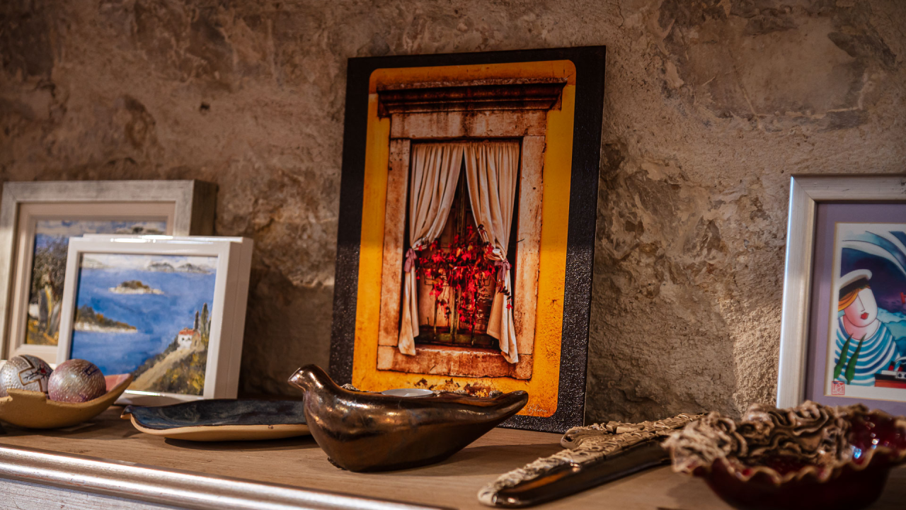 Modni raj u Šibeniku: Otkrijte ekskluzivne kolekcije hrvatskih dizajnera u Galeriji Juraj Dalmatinac!