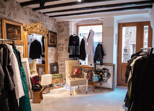 Fotografija 3 - FOTO Modni raj u Šibeniku: Otkrijte ekskluzivne kolekcije hrvatskih dizajnera u Galeriji Juraj Dalmatinac!