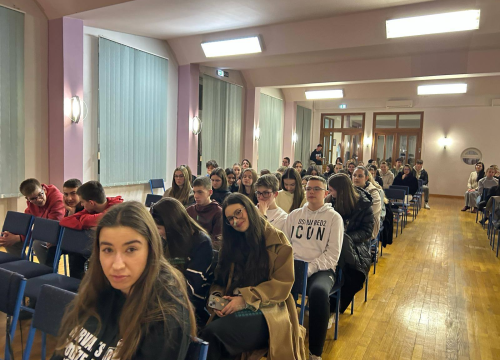 Fotografija 8 - U Drniškoj Gospi od Ružarija održana duhovna obnova za mlade i roditelje